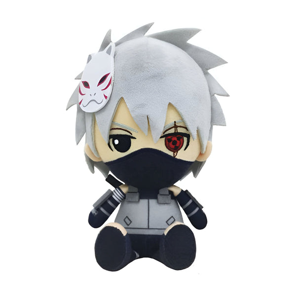 Peluche de Kakashi Hatake de Naruto, portant son masque et son bandeau. Il a un œil Sharingan rouge et est assis avec les jambes croisées.