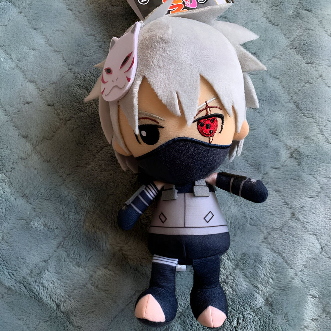 Peluche de Kakashi Hatake, un personnage de l'anime Naruto, portant son masque et son Sharingan.