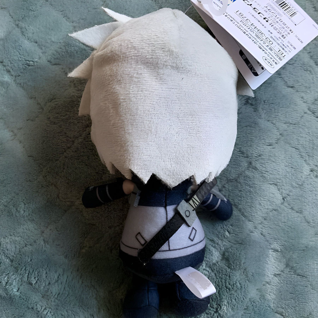 Peluche Kakashi Hatake de Naruto, vu de dos, portant sa tenue de ninja avec son épée.
