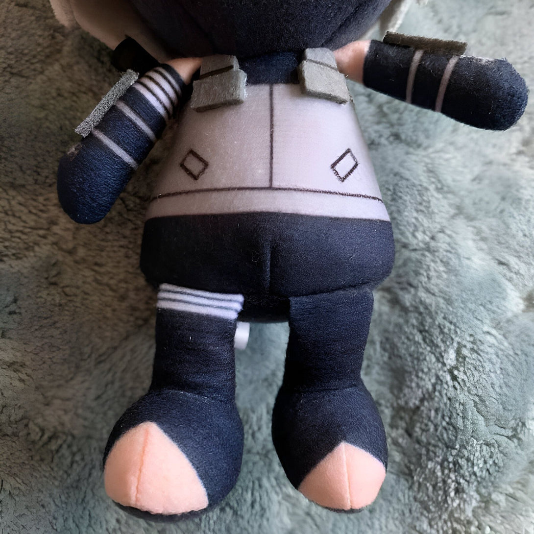 Peluche de Kakashi Hatake de Naruto, en tenue de ninja, avec des détails gris et noirs. Parfait pour les fans de l'anime.