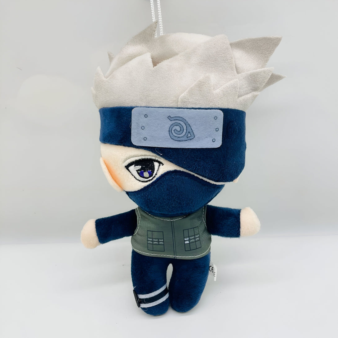 Peluche de Kakashi Hatake de Naruto, le personnage porte son bandeau avec le symbole du village caché de la feuille, un masque bleu et une tenue bleue et verte.