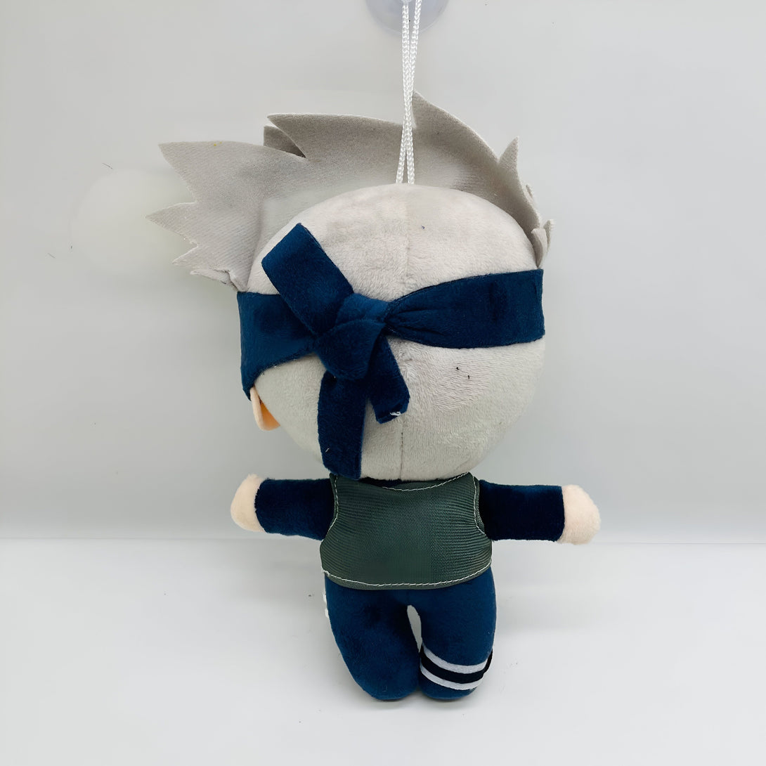 Peluche Kakashi Hatake de Naruto avec une bandeau bleu et un gilet vert.