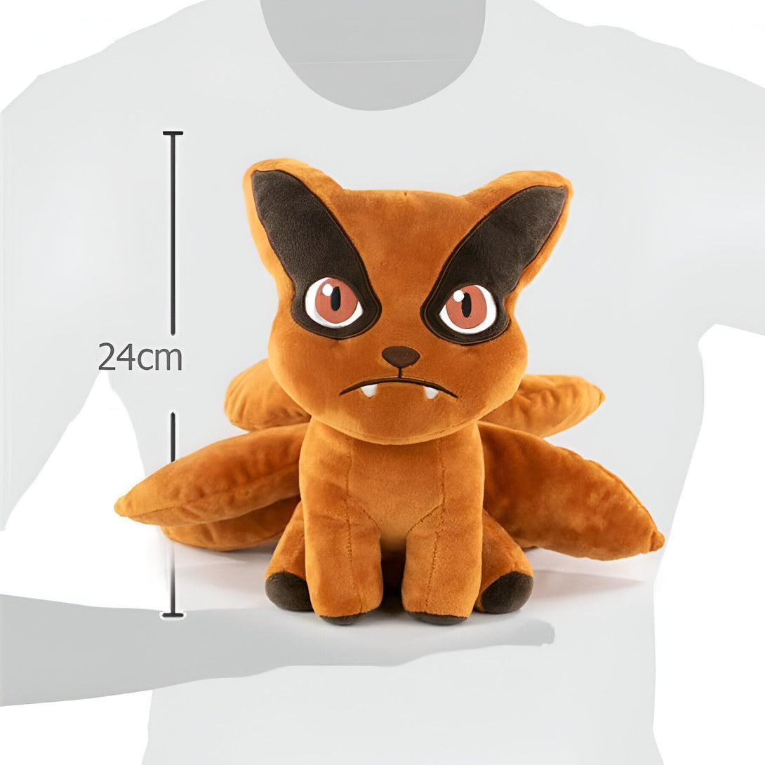 Peluche Kurama, le renard à neuf queues de Naruto, mesurant 24 cm de haut. Cette peluche en fourrure douce est idéale pour les fans de Naruto.