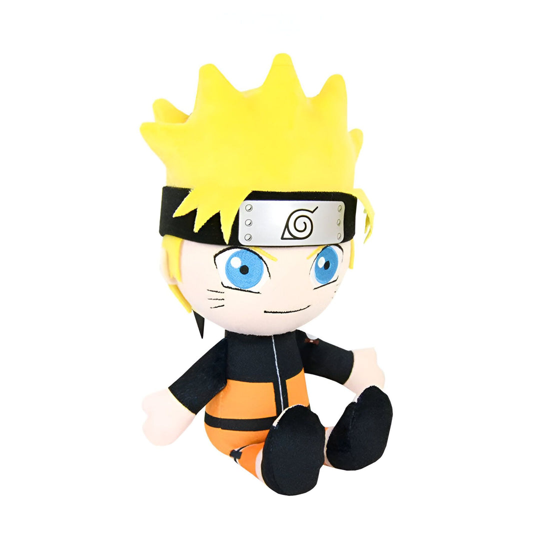 Peluche Naruto assis portant son costume orange et noir emblématique, avec le symbole du village de Konoha sur son front.