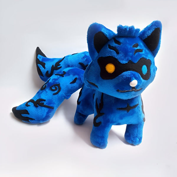Peluche bleu représentant le renard à neuf queues de Naruto, avec des détails noirs et jaunes.  Le renard est debout sur ses quatre pattes, sa queue est enroulée autour de lui.  C'est un objet de collection idéal pour les fans de Naruto.