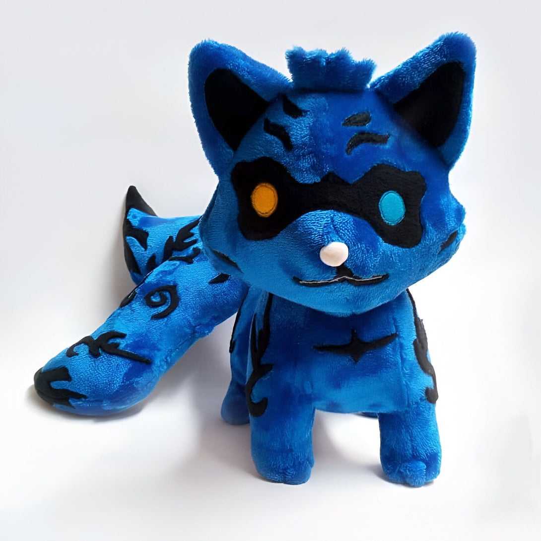 Peluche de renard bleu avec des motifs noirs et des yeux jaunes et bleus, inspirée de l'anime Naruto.