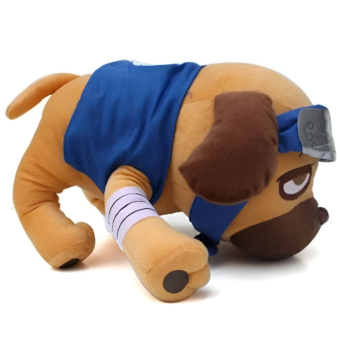 Peluche de chien en tenue de ninja Naruto. La peluche a un corps brun clair et un bandana bleu. Il porte un protège-front et une veste bleue.
