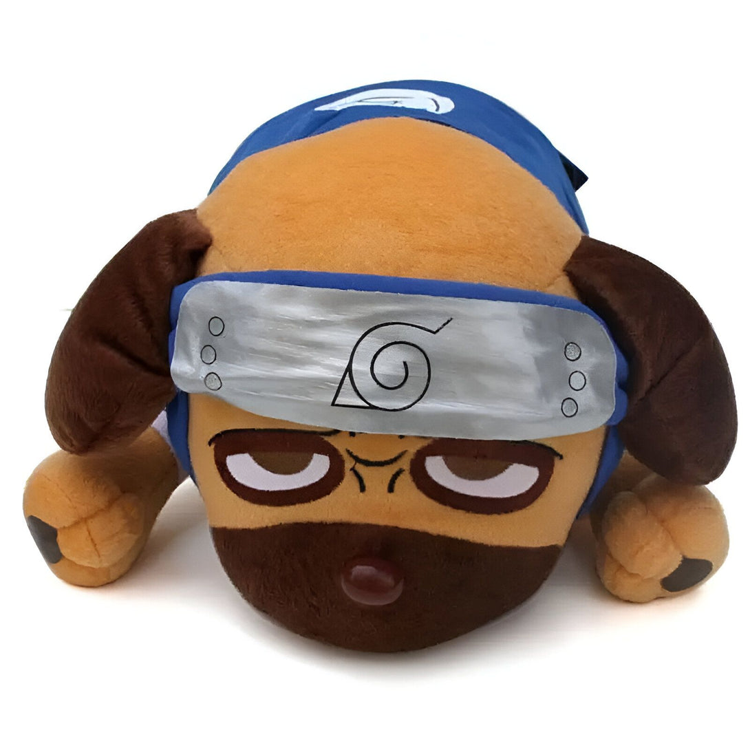 Peluche de chien portant un bandeau frontal bleu avec le symbole de la feuille de l'Hokage, un personnage populaire de l'anime Naruto.