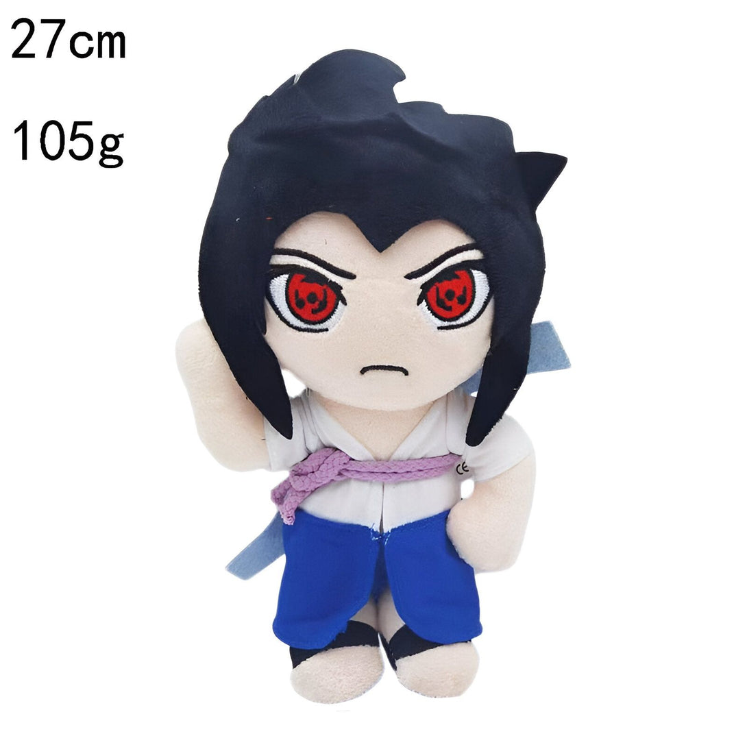 Peluche de Sasuke Uchiha de Naruto, mesurant 27 cm et pesant 105 grammes. La peluche est représentée avec ses yeux Sharingan rouges et son costume bleu et blanc caractéristique.