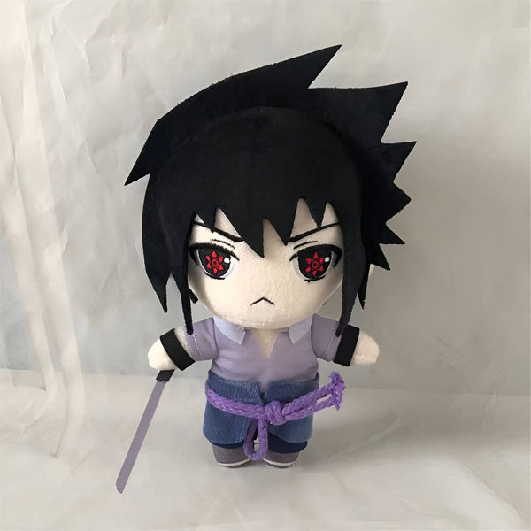Peluche de Sasuke Uchiha de la série anime Naruto. Sasuke porte sa tenue classique de l'anime et tient son épée. Il a les yeux rouges du Sharingan.