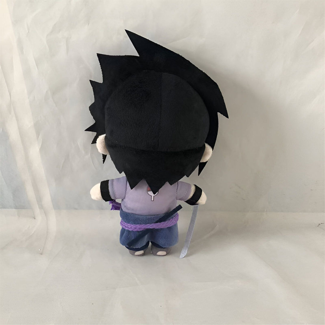 Peluche de Sasuke Uchiha de Naruto avec une tenue violette et son épée.