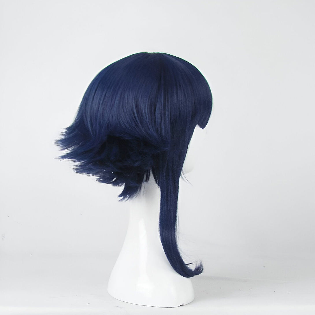 Perruque bleue foncé de cosplay, style court à l'arrière et long à l'avant.  Parfait pour les fans de Naruto.
