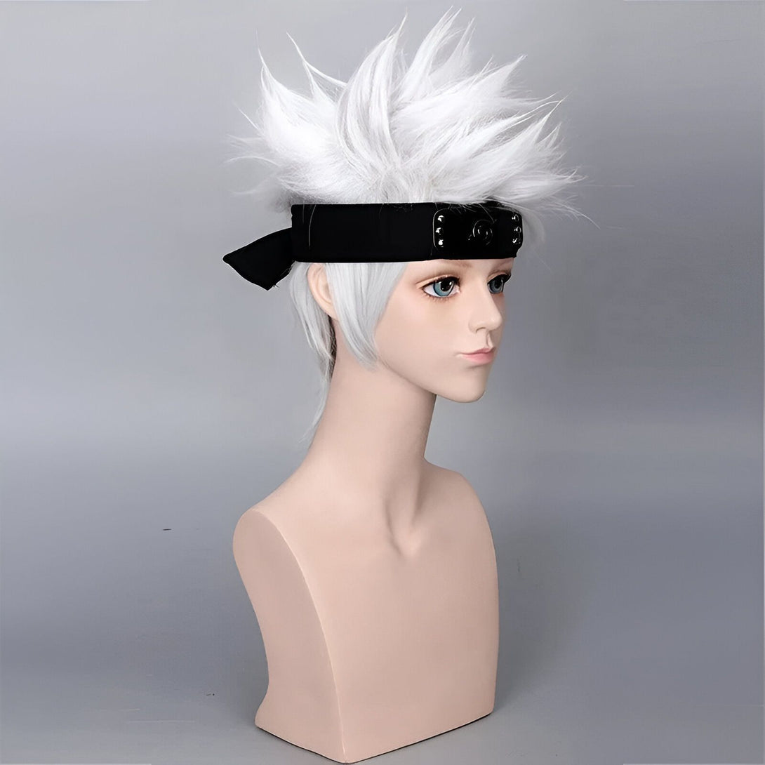 Perruque blanche pour cosplay de Kakashi Hatake avec bandeau frontal noir et symbole du village de Konoha.  Accessoire parfait pour les fans de Naruto.