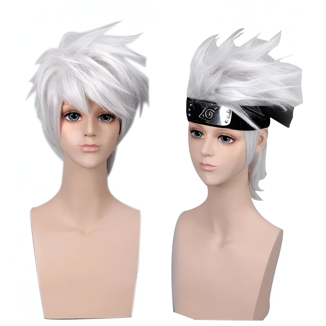 Deux perruques blanches, l'une avec un bandeau noir et l'autre sans, sur des mannequins, inspirées du personnage Kakashi Hatake de la série manga Naruto.