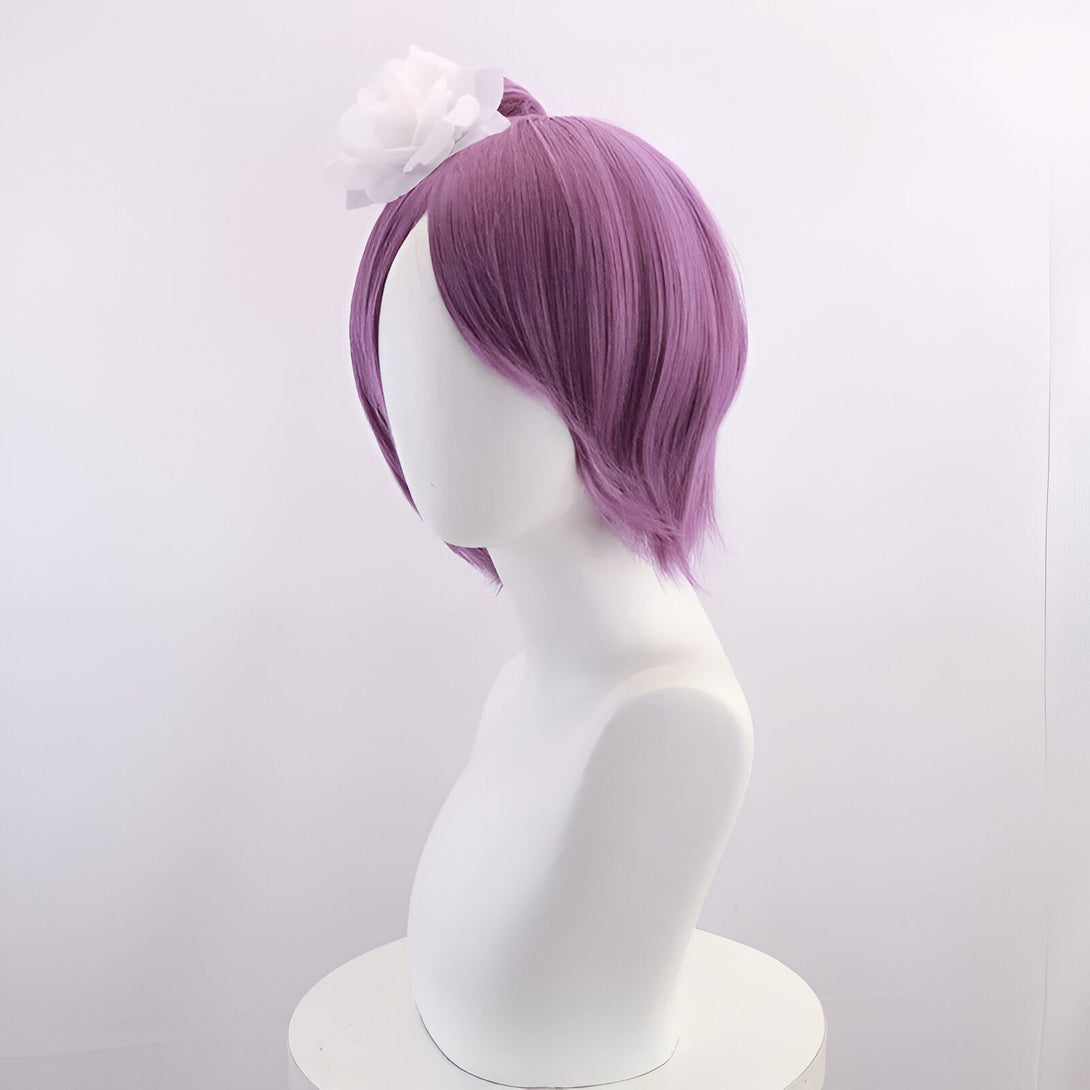 Perruque violette courte avec une fleur blanche, parfaite pour les cosplays de Naruto.