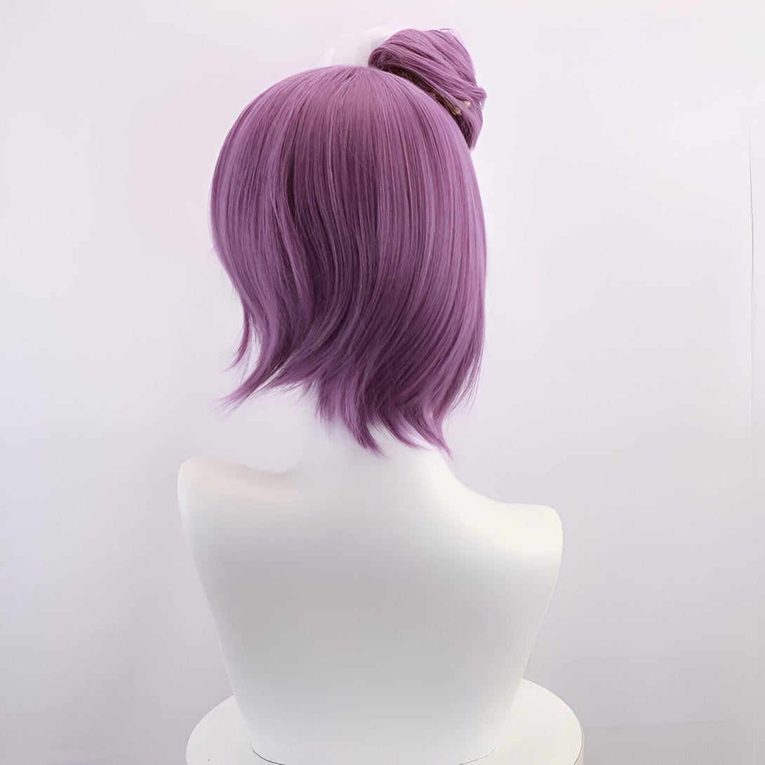 Perruque courte violette pour cosplay avec un chignon sur le dessus.  Parfaite pour les fans de Naruto !