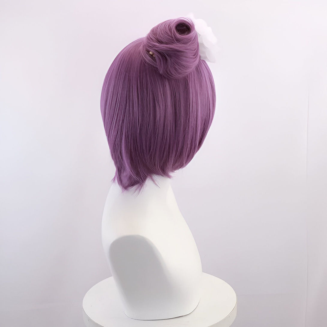 Perruque courte violette pour cosplay, avec un chignon sur le côté.