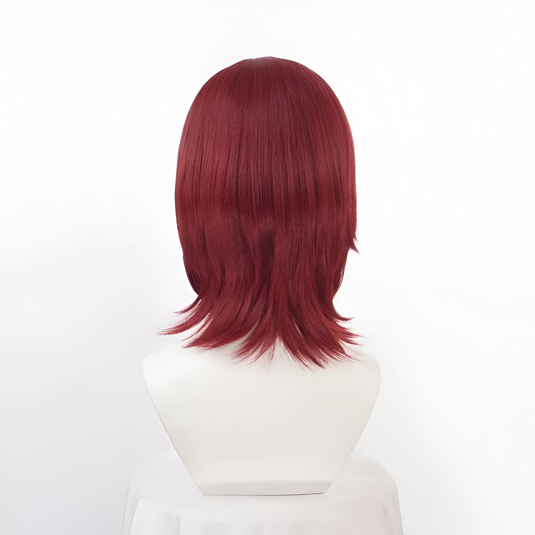 Perruque rouge foncée courte, vue arrière, sur un mannequin blanc. La perruque est lissée et tombe naturellement sur les épaules.