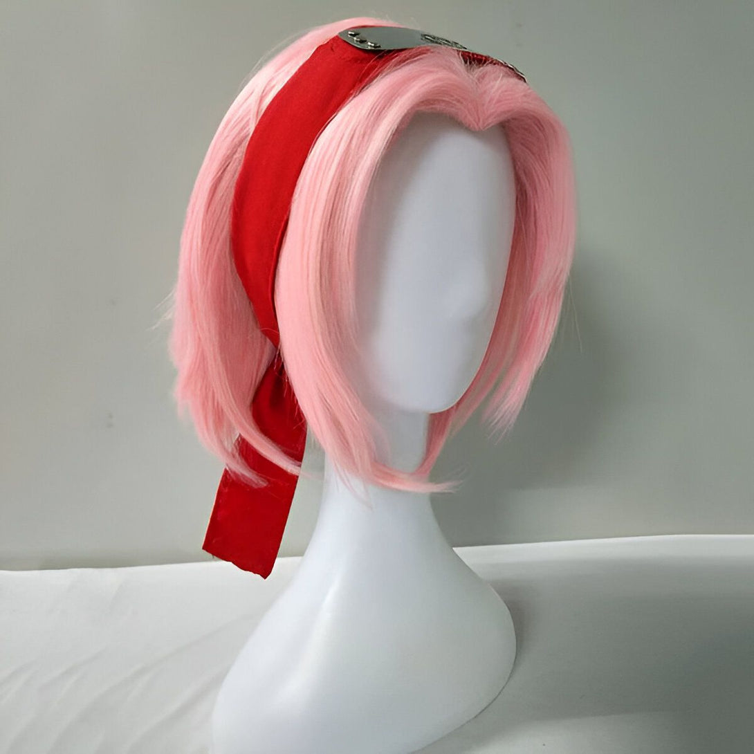 Perruque rose de Sakura Haruno avec un bandeau rouge et un protecteur frontal. Parfait pour les fans de Naruto.