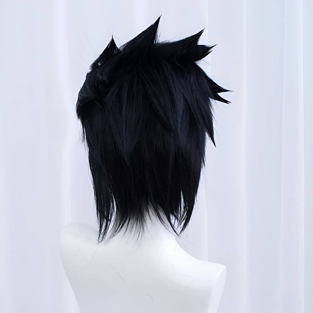 Perruque noire courte et droite, idéale pour les cosplays de personnages d'anime comme Naruto. Cette perruque est de haute qualité et est parfaite pour recréer le look de votre personnage préféré.
