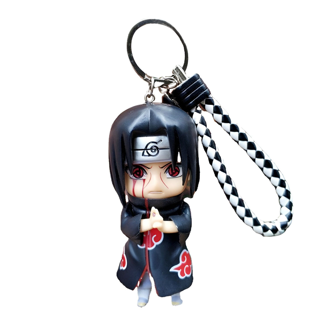 Porte-clés en forme de figurine de Itachi Uchiwa de l'anime Naruto, avec un design chibi et un cordon noir et blanc.