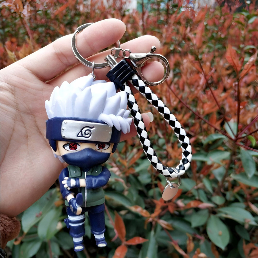 Porte-clés en forme de figurine de Kakashi Hatake de la série animée Naruto, avec un cordon noir et blanc.