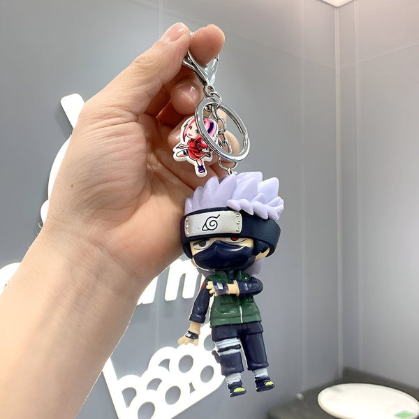 Porte-clés en forme de figurine de Kakashi Hatake de Naruto, avec une petite figurine de Sakura Haruno sur le dessus.  Parfait pour les fans de l'anime Naruto !