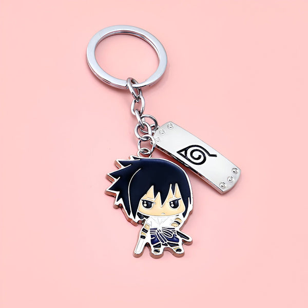 Porte-clés Naruto avec un pendentif de Sasuke Uchiha et un symbole du village de Konoha.