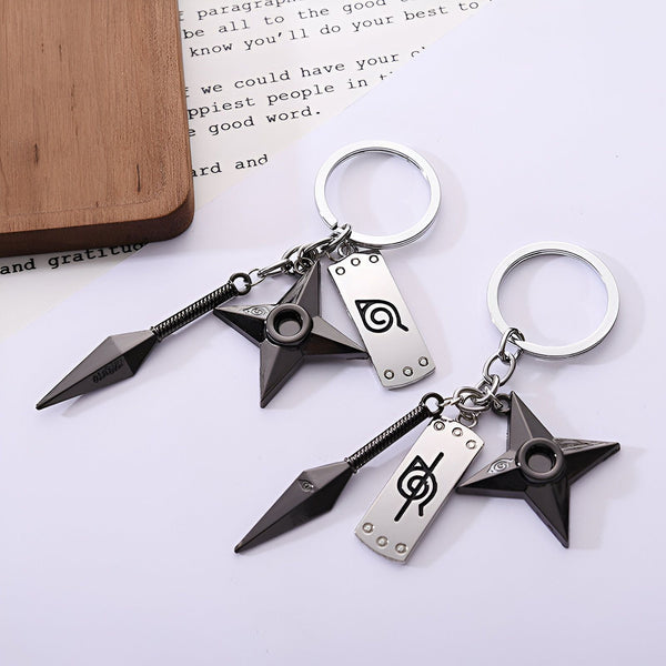 Deux porte-clés Naruto avec des shurikens et des symboles du village caché de Konoha.