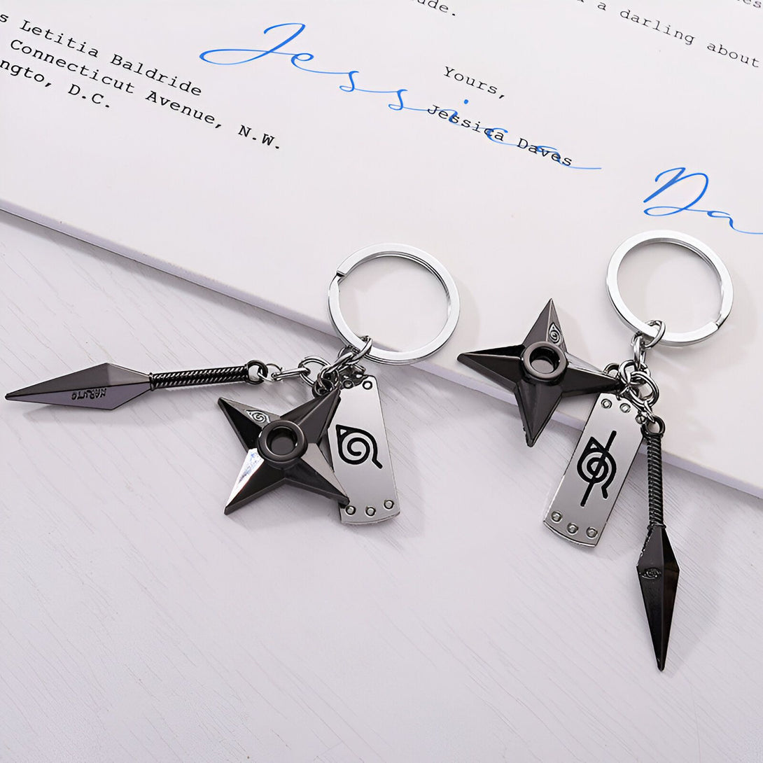 Deux porte-clés Naruto avec un shuriken, une kunai et un symbole de feuille. Idéal pour les fans de la série.