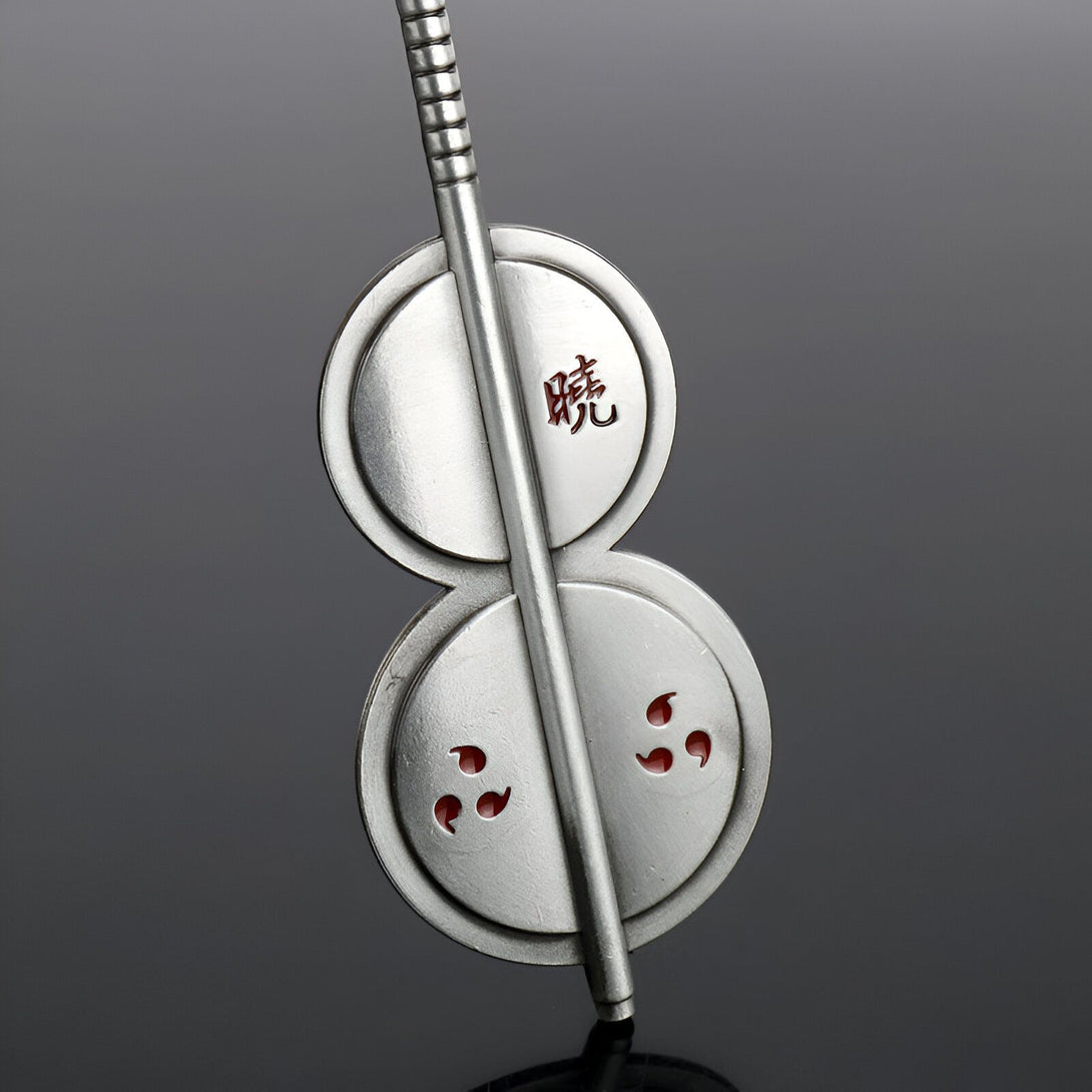 Porte-clés en métal argenté représentant le symbole du clan Uchiwa avec le kanji "Uchiwa" gravé sur le dessus.