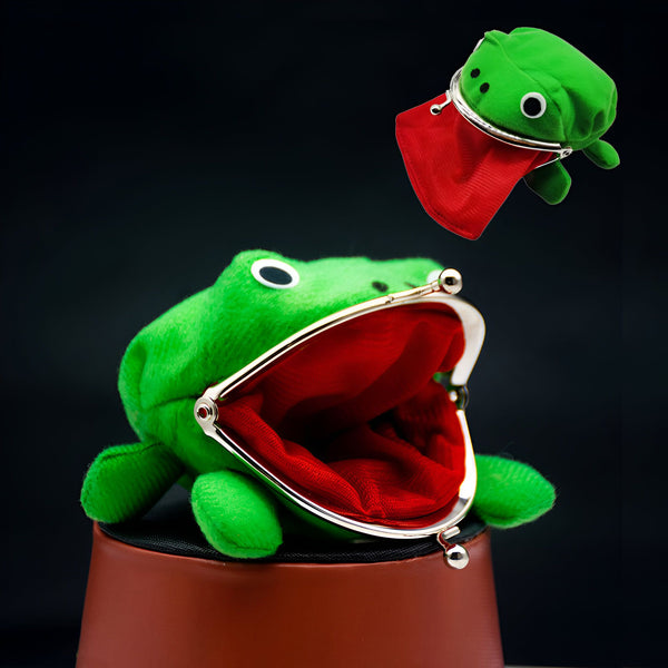 Porte-monnaie en forme de grenouille verte avec une bouche rouge ouverte et une autre grenouille verte fermée en arrière-plan.