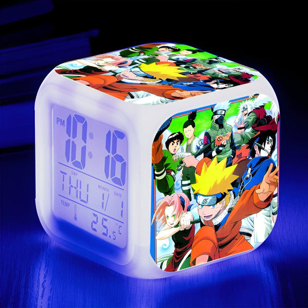 Horloge numérique avec un design Naruto. L'horloge affiche 10:16 PM, le jour est jeudi, le mois est le 1er et la température est de 25,5 degrés. Les personnages de Naruto comme Naruto, Sasuke, Sakura, Kakashi et Shikamaru sont représentés sur l'horloge.