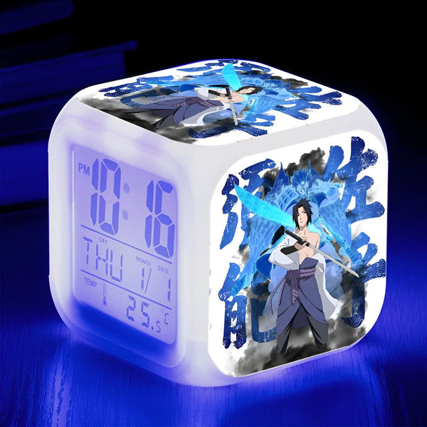 Horloge numérique blanche avec un design Naruto. L'horloge affiche 0:16 PM, le jour est jeudi et la température est de 25,5 degrés Celsius. On voit un personnage de Naruto tenant une épée.