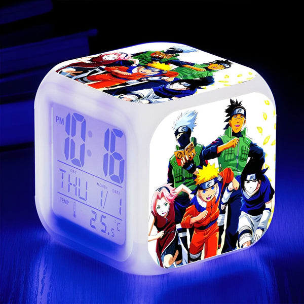 Horloge numérique avec l'image des personnages de l'anime Naruto : Naruto, Sasuke, Kakashi, Sakura et Shikamaru. L'horloge affiche l'heure, le jour, le mois, la date et la température.  Parfait pour les fans de Naruto !