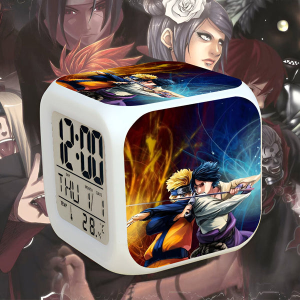 Horloge numérique avec un design Naruto représentant Sasuke et Naruto en combat. L'horloge affiche l'heure, la date et la température.  Parfait pour les fans de Naruto !