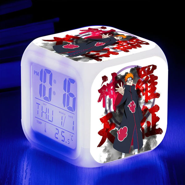 Horloge numérique blanche avec un motif de Pain du manga Naruto. L'horloge affiche l'heure, le jour et la température.