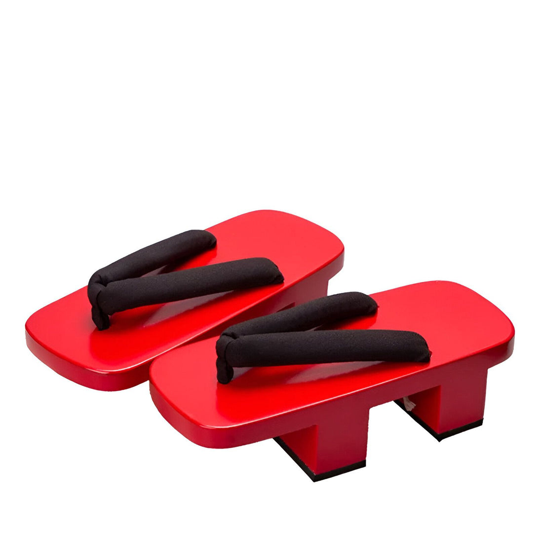 Une paire de sandales japonaises rouges en bois, appelées "geta", avec des lanières noires. Ces sandales traditionnelles japonaises sont parfaites pour compléter un costume de cosplay de Naruto.