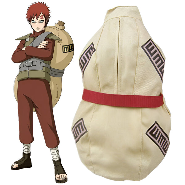 Costume de Gaara de Naruto, comprenant un pantalon et un gilet rembourré avec des motifs rouges, ainsi qu'une gourde et une ceinture rouge.