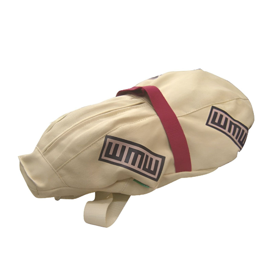 Sac à dos en toile beige avec deux logos "Uchiha" en noir. Le sac à dos est muni d'une bandoulière rouge et de bretelles en toile.