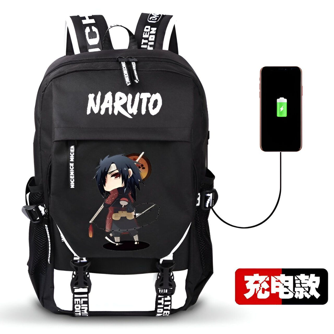 Sac à dos noir avec un motif Naruto en chibi. Le sac à dos est équipé d'un port USB pour charger votre téléphone.