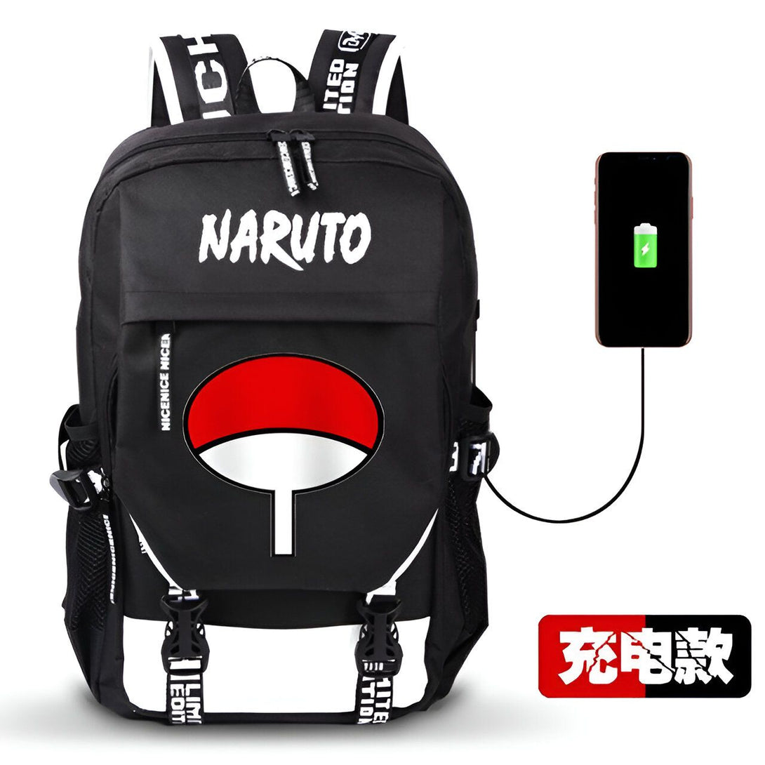 Sac à dos noir avec l'emblème de Naruto, "Naruto" écrit en blanc, un téléphone portable branché sur le sac à dos avec un chargeur et une étiquette rouge et noire en chinois qui signifie "chargeur".