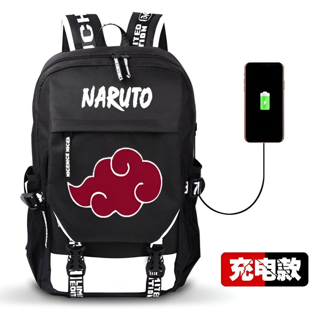 Sac à dos noir avec le logo de Naruto et le nuage rouge de l'Akatsuki. Le sac à dos a une prise USB pour charger un téléphone.