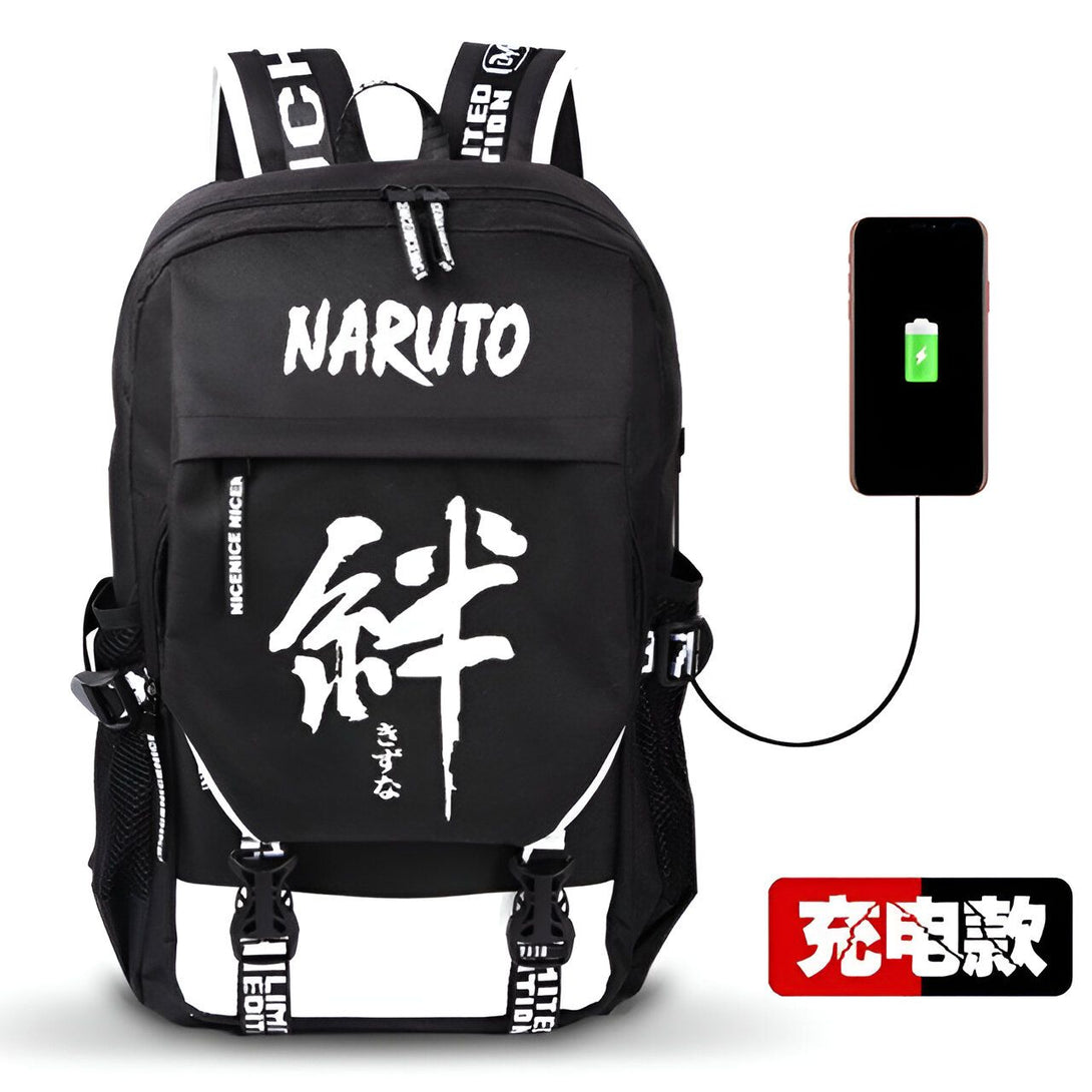 Sac à dos noir avec le logo Naruto et un kanji japonais, avec un port USB pour charger un téléphone portable. Le sac à dos est doté de sangles réglables et de plusieurs compartiments pour ranger les effets personnels. Parfait pour les fans de Naruto.