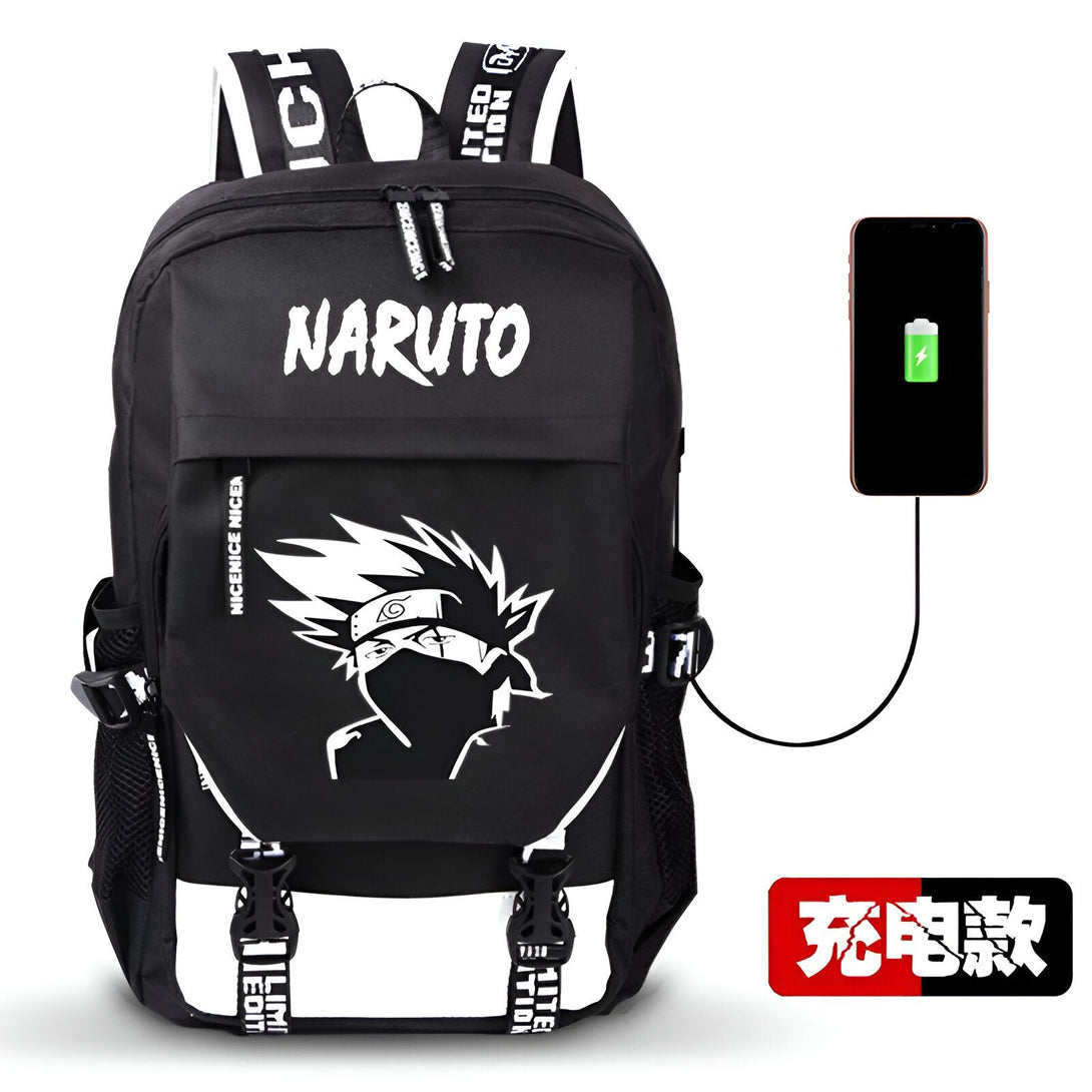 Sac à dos noir avec l'inscription "Naruto" et une image de Kakashi Hatake, un personnage de la série d'anime Naruto. Le sac à dos est également doté d'un port de charge USB pour recharger votre téléphone portable.