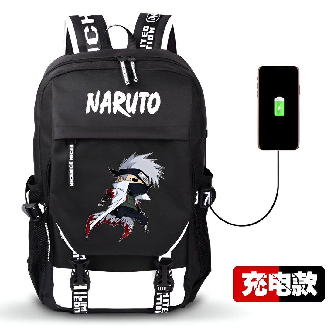 Sac à dos noir avec le logo "Naruto" et une illustration de Kakashi Hatake. Le sac à dos dispose d'une prise de charge USB pour téléphone portable.