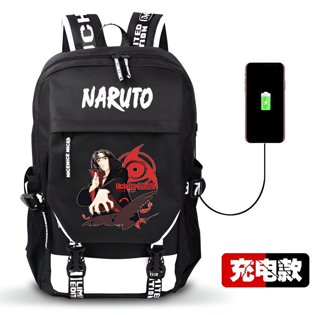 Sac à dos noir avec le logo "Naruto" et un imprimé de Itachi Uchiha. Le sac à dos a une prise USB pour charger un appareil mobile.