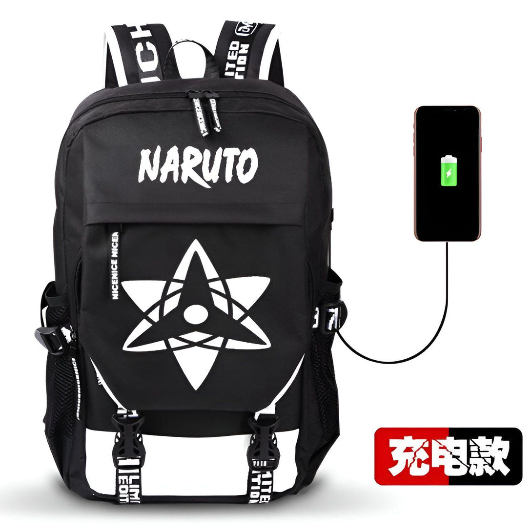Sac à dos noir avec le logo Naruto et le symbole de l'Hokage. Le sac à dos a une prise de charge USB et une poche sur le côté.