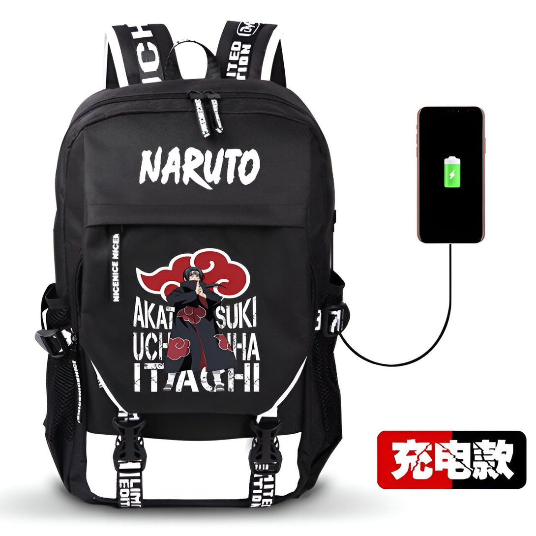 Sac à dos Naruto noir avec un imprimé d'Itachi Uchiha et un port USB pour charger les appareils électroniques. Le sac à dos est également doté d'un design à thème Naruto avec le logo Naruto et des détails en blanc.