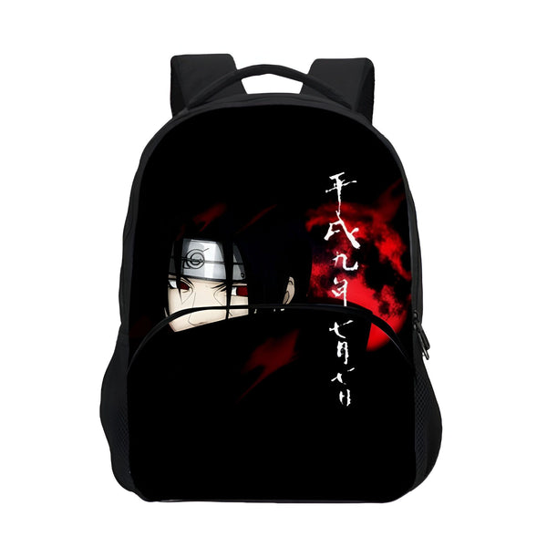 Sac à dos noir avec un motif de l'anime Naruto, représentant le personnage d'Itachi Uchiha. Le motif comprend le visage d'Itachi, son bandeau frontal et des symboles en kanji japonais, ainsi que des flammes rouges en arrière-plan.